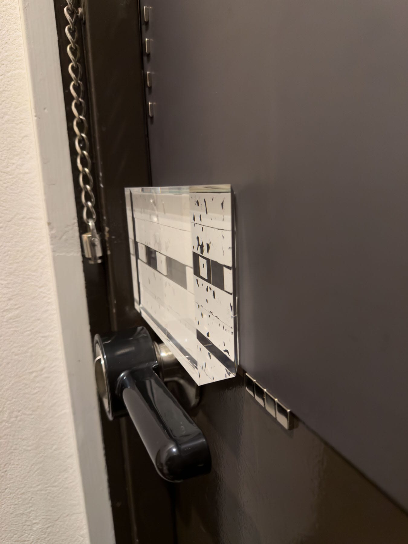 画像 マグネットシート上に貼り付けたアクリルブロックの側面。透明なアクリルの厚みとドアレバーの位置関係が確認できる