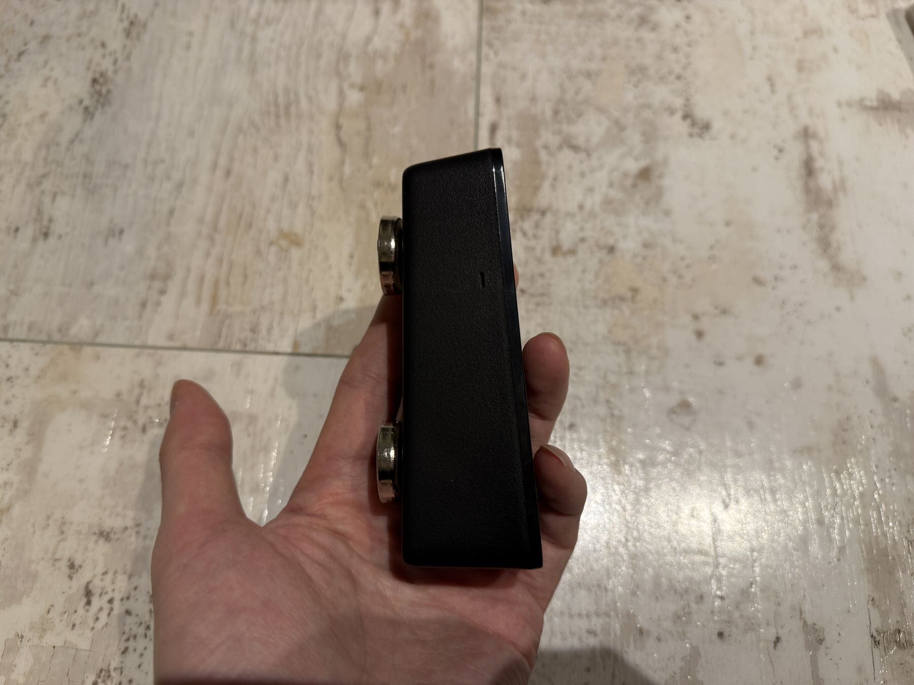 画像 指紋認証パッドの側面。裏面のフック穴にマグネットを取り付けた状態