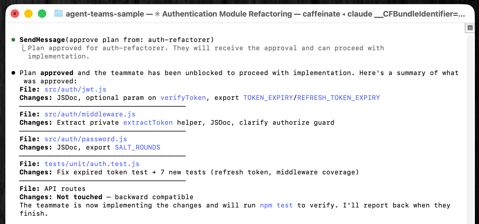 リードが計画を承認し、チームメイトが実装に着手した画面。変更対象ファイルと変更内容の要約が表示されている
