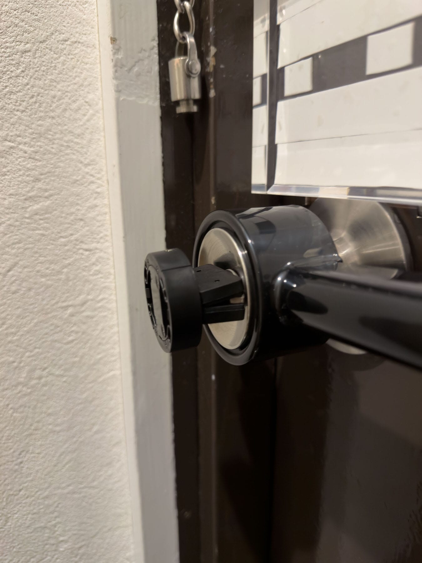 画像 サムターンアダプターを丸ノブのつまみに取り付けた様子。アダプターがしっかりと噛み付いている